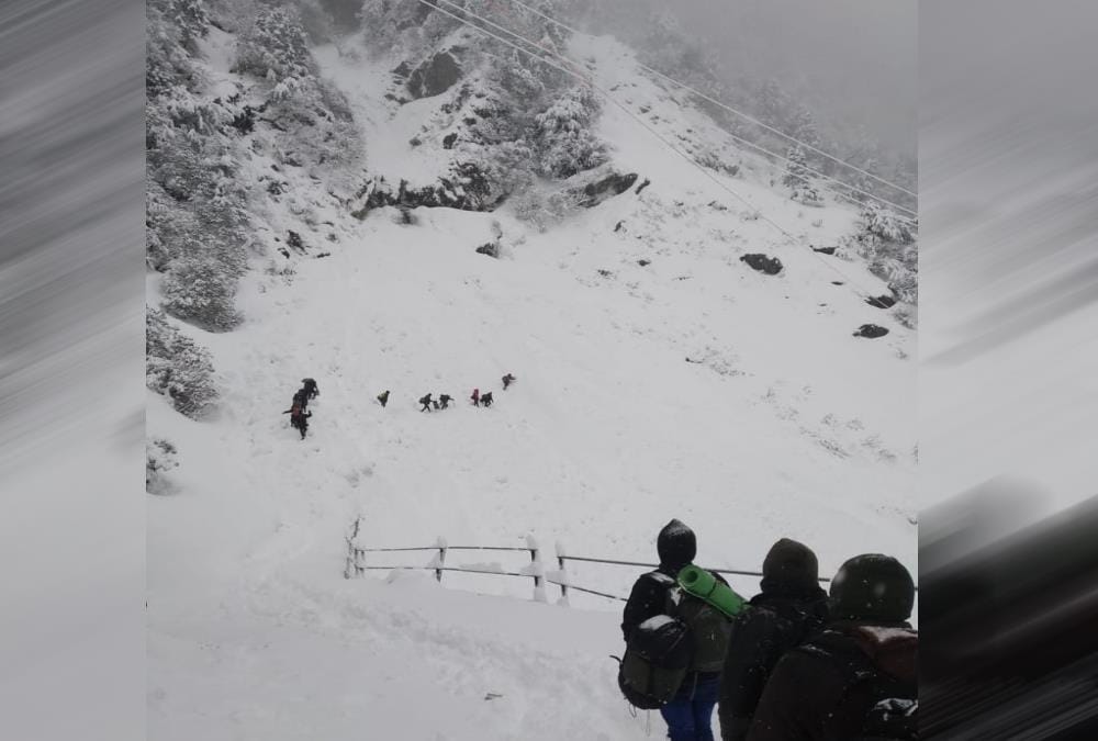 Snow Thick Blanket in Kedarnath Dham, team returned, Exclusive photos