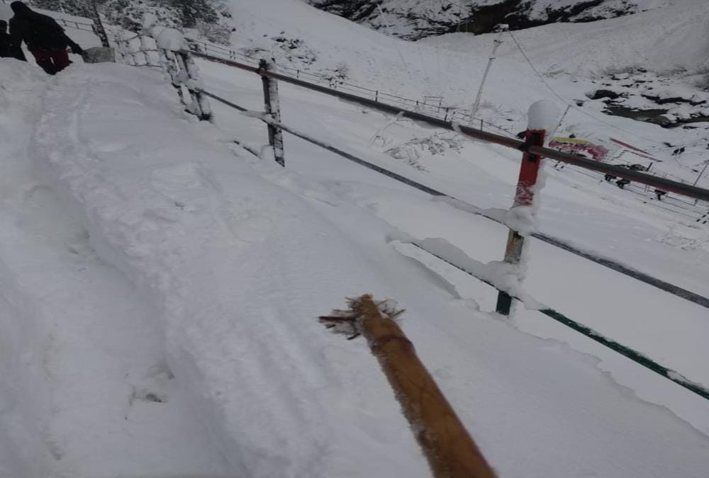 Snow Thick Blanket in Kedarnath Dham, team returned, Exclusive photos