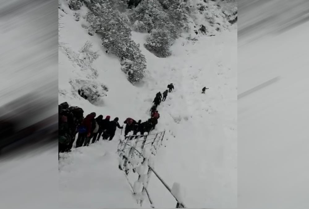 Snow Thick Blanket in Kedarnath Dham, team returned, Exclusive photos