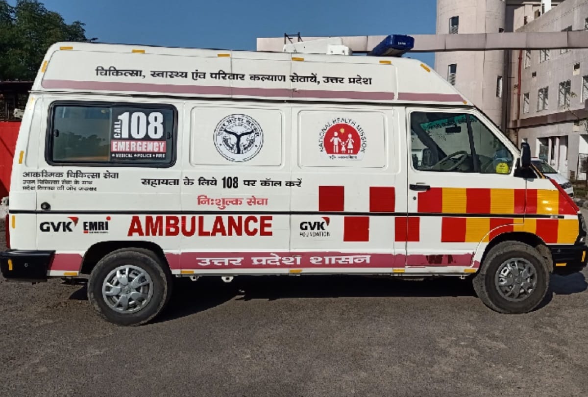 Sonbhadra: Uproar by breaking the glass of door in district hospital after the ambulance arrived late