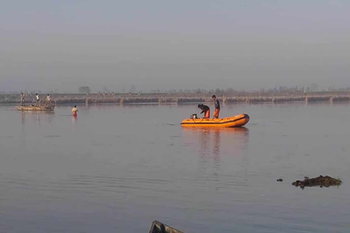 Boat accident in Baghpat, NDRF team found women dead body from the river, teenager still missing