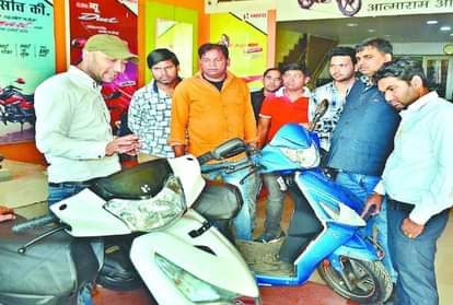 शोरूम में मौजूद बीएस-4वाहन