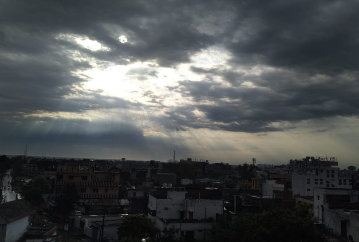 weather change after heavy clouds and light rain in Gorakhpur