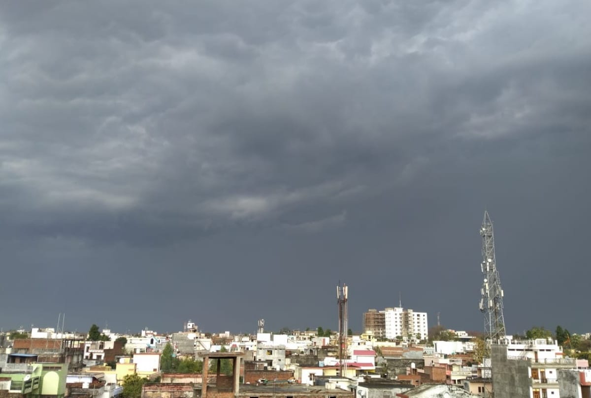 light rain start with cold wind in gorakhpur