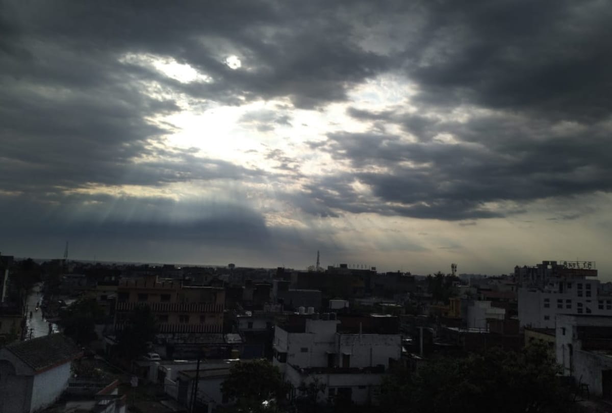 weather change after heavy clouds and light rain in Gorakhpur