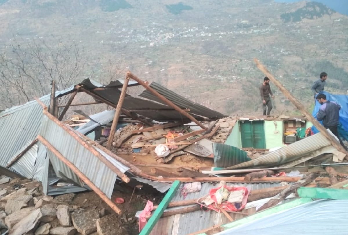 Two houses collapsed in Himachal due to heavy rains, roofs of houses destroyed,transformers stalled