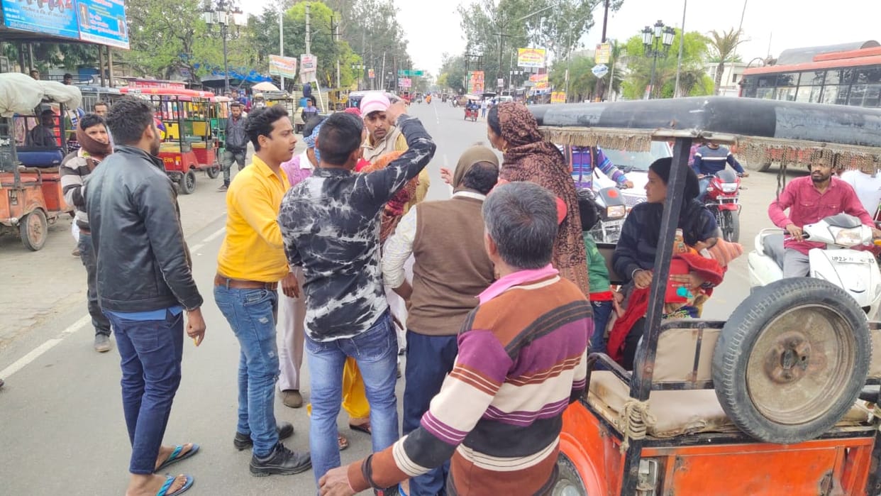 e rikhshaw poller beaten by biker