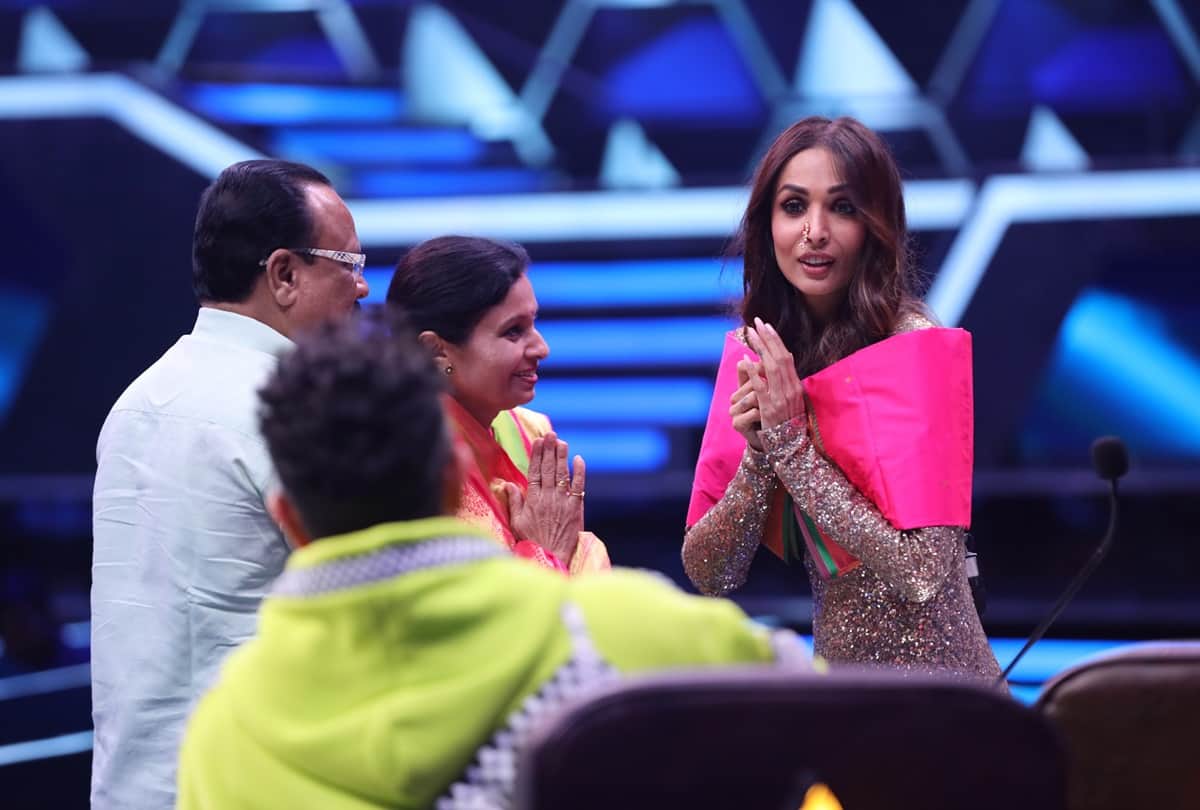 Indias Best Dancer Contestant Gifts malaika Arora a Paithani Saree and Traditional Marathi Nathni