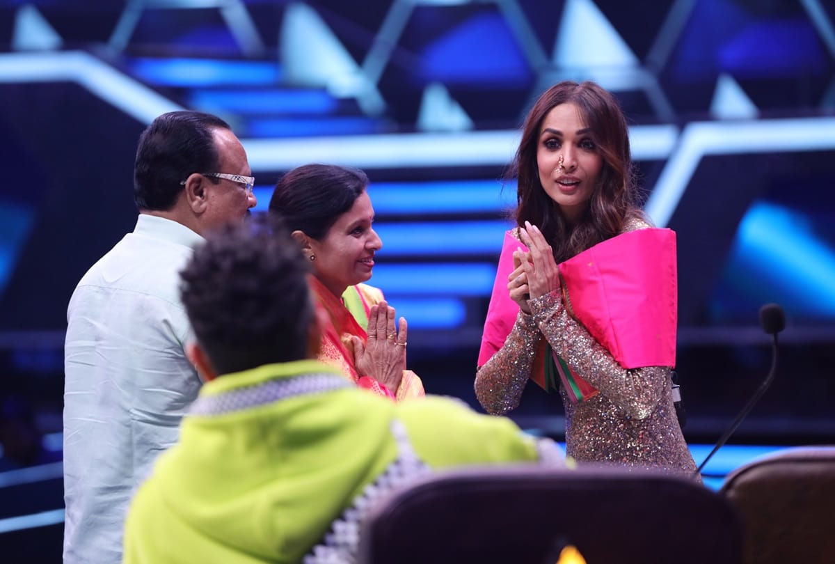 Indias Best Dancer Contestant Gifts malaika Arora a Paithani Saree and Traditional Marathi Nathni