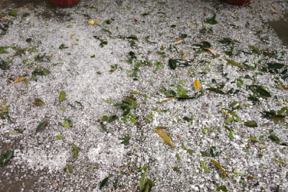 Fast rain with hail in many city of West Uttar Pradesh
