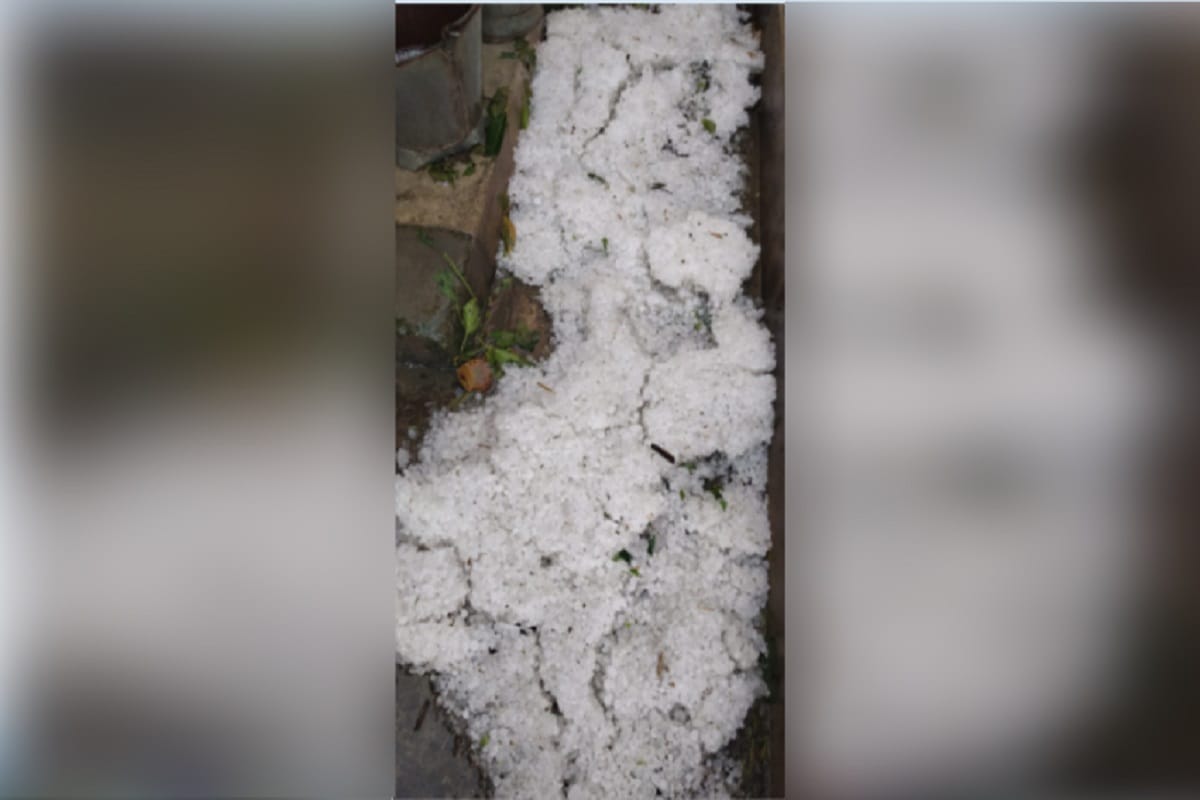 Fast rain with hail in many city of West Uttar Pradesh