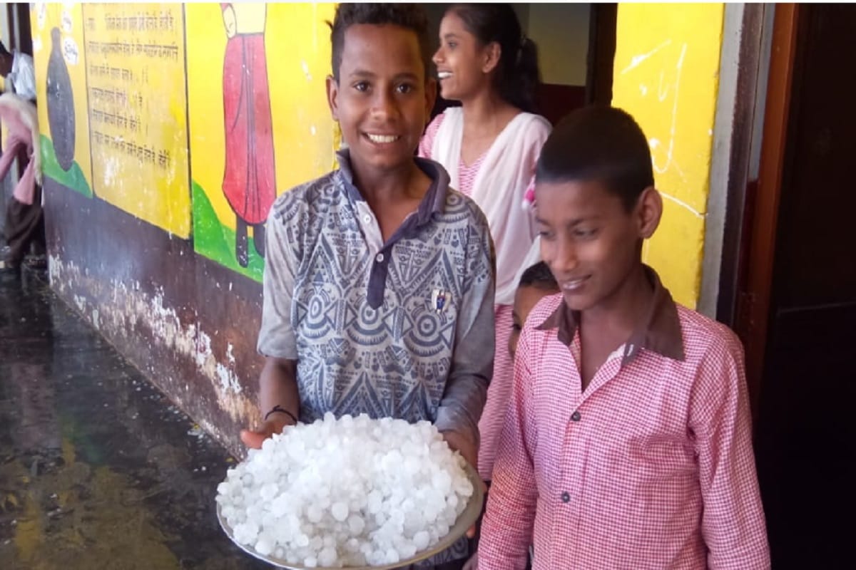 Fast rain with hail in many city of West Uttar Pradesh