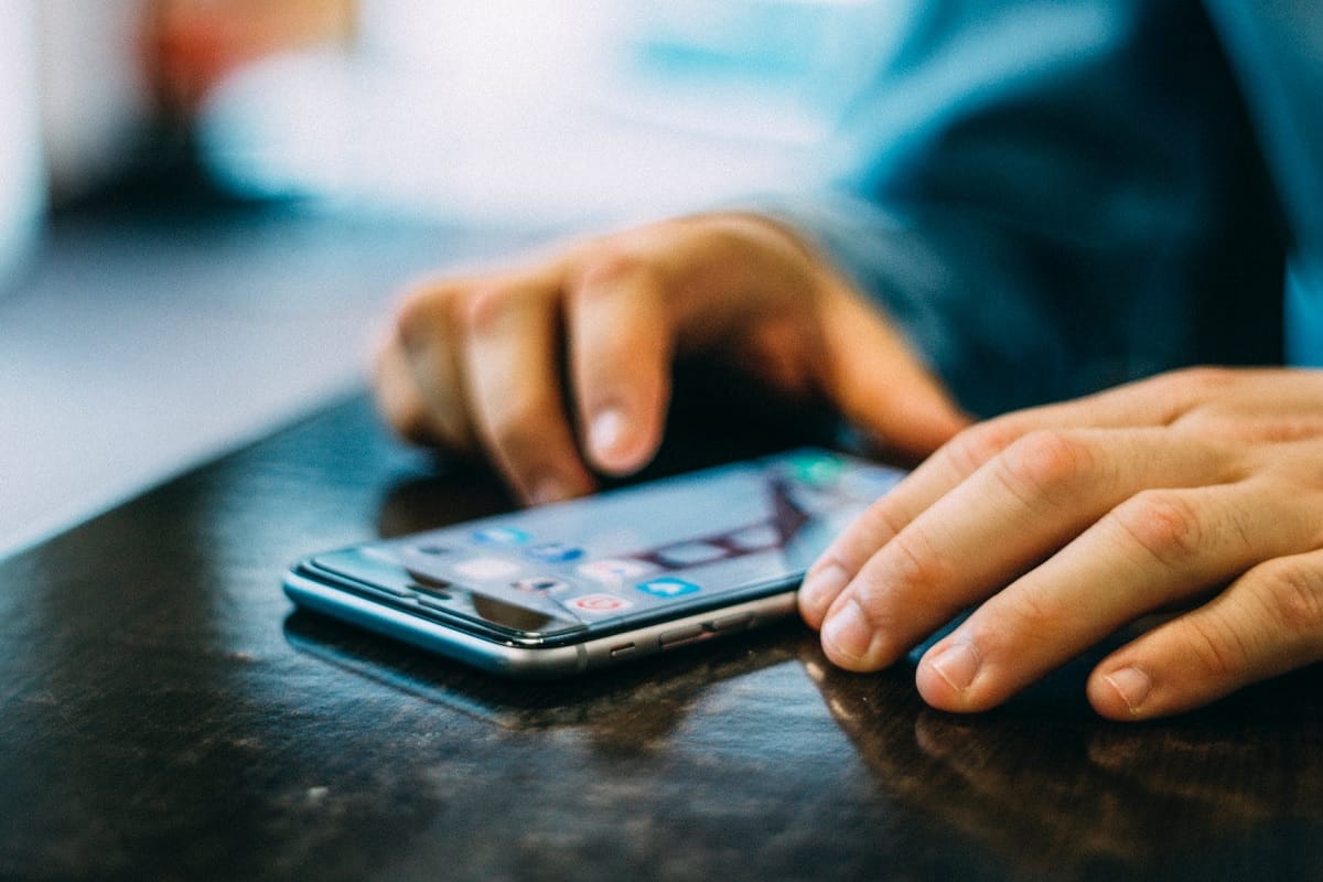 Overuse of smartphone in hindi, how excess use causes brain problem and sleep disturbance