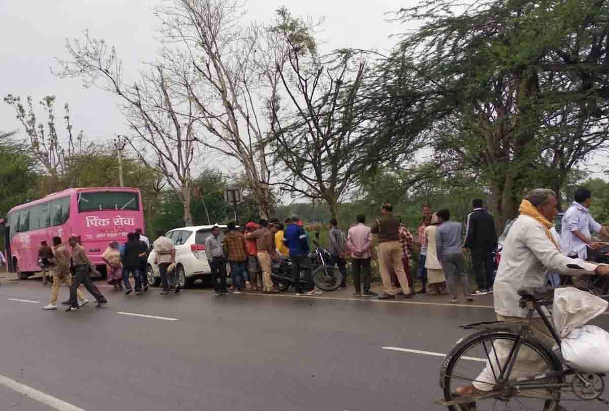 Police bus collides with district officer's car in Prayagraj, driver seriously injured