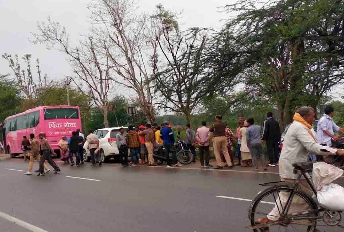 Police bus collides with district officer's car in Prayagraj, driver seriously injured
