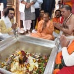 बाबा विश्वनाथ का दर्शन-पूजन करते सीएम योगी।