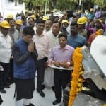 डीजल इंजन को रवाना करने से पहले पूजा करते रेल मंत्री पीयूष गोयल।