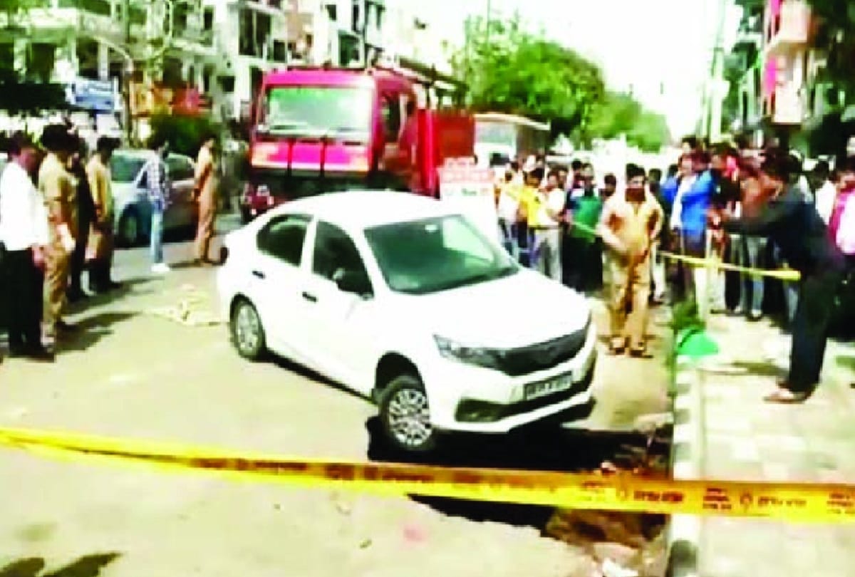 Three motorcycles fell into a pit due to sudden road collapse
