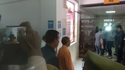 CM Yogi inspects Hospital, said - Health facilities in the state to be saved from Corona