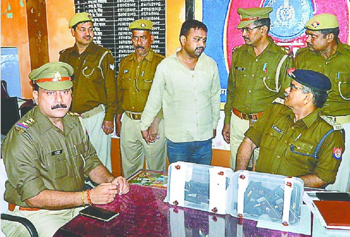 crook arrested with seven pistols and 14 magazines in chandauli