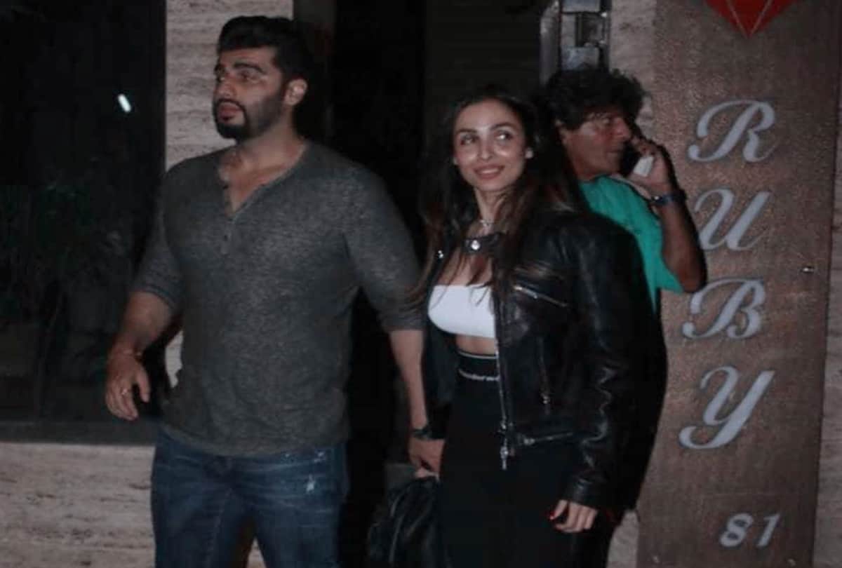 Malaika Arora And Arjun Kapoor Appeared Together in Janta Curfew for Salute To Warriors of Covid 19
