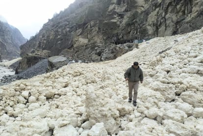 150 roads including four nh blocked due to snow and rainfall in Himachal, avalanche