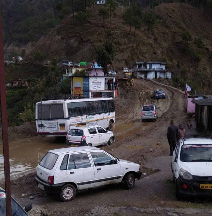 Traffic stopped for one hour in debris