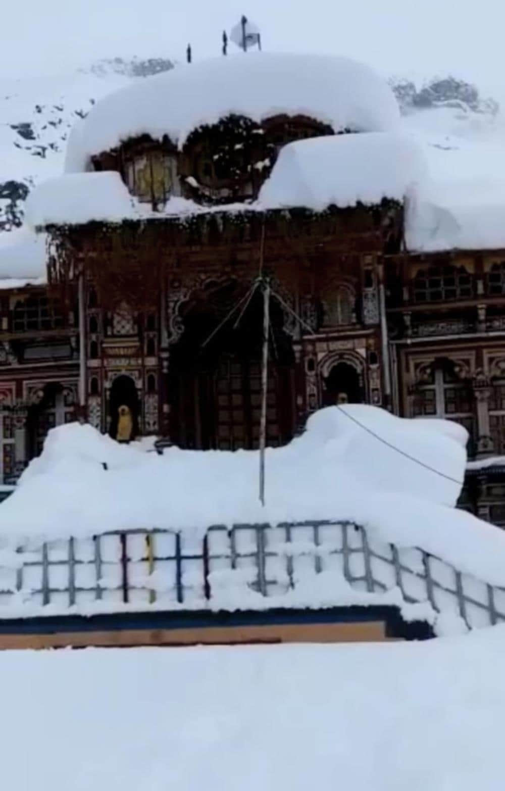 snowfall continues in uttarakhand Badrinath Dham covered with snow
