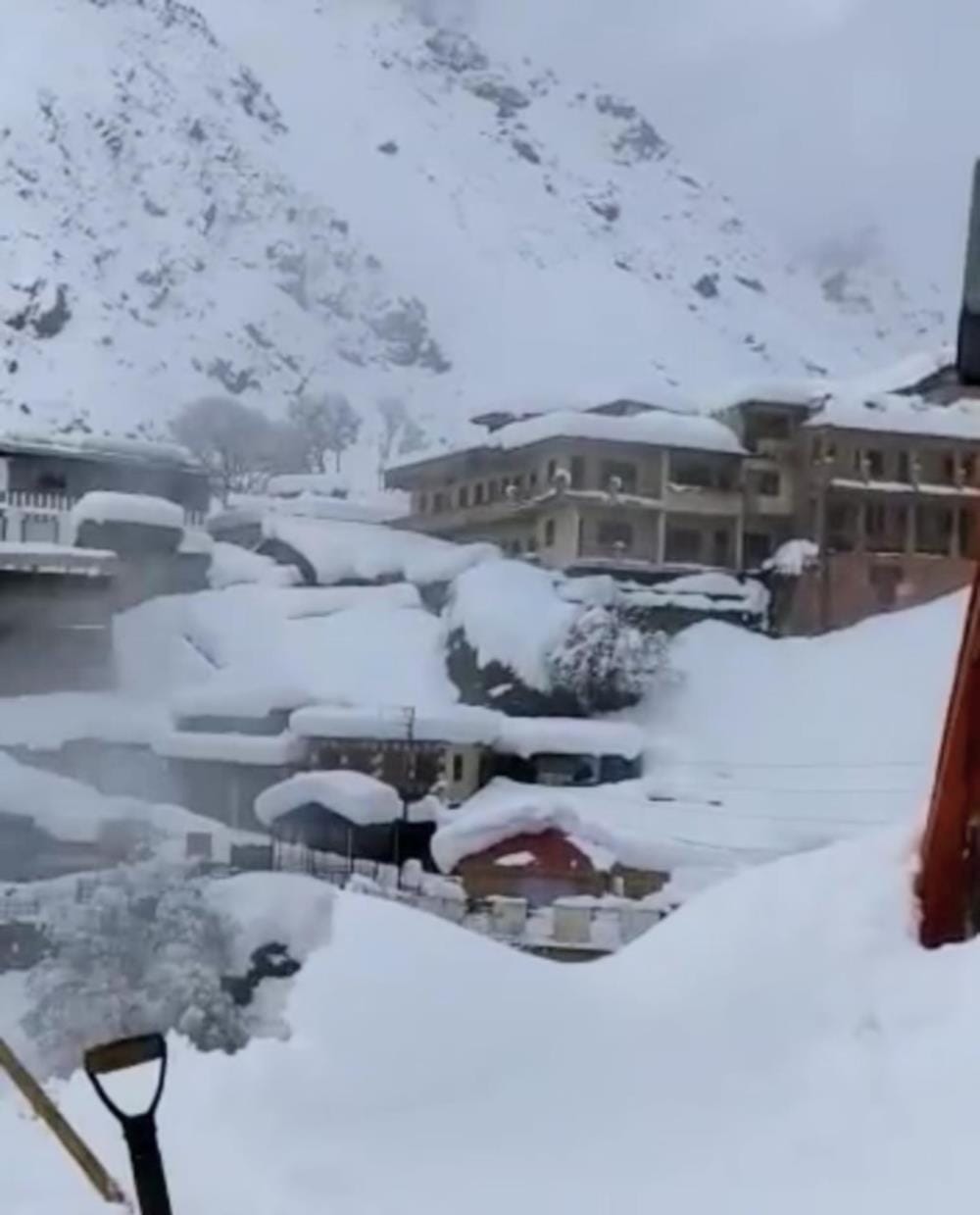 snowfall continues in uttarakhand Badrinath Dham covered with snow