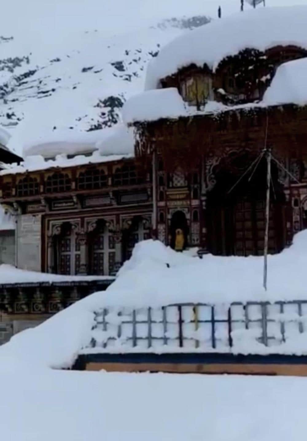 snowfall continues in uttarakhand Badrinath Dham covered with snow