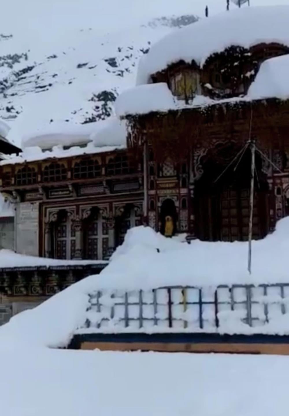 Weather Forecast Today Update in Badrinath, Kedarnath Char Dham Yatra:  sadhu doing tapasya in minus four degree temperature in char dham