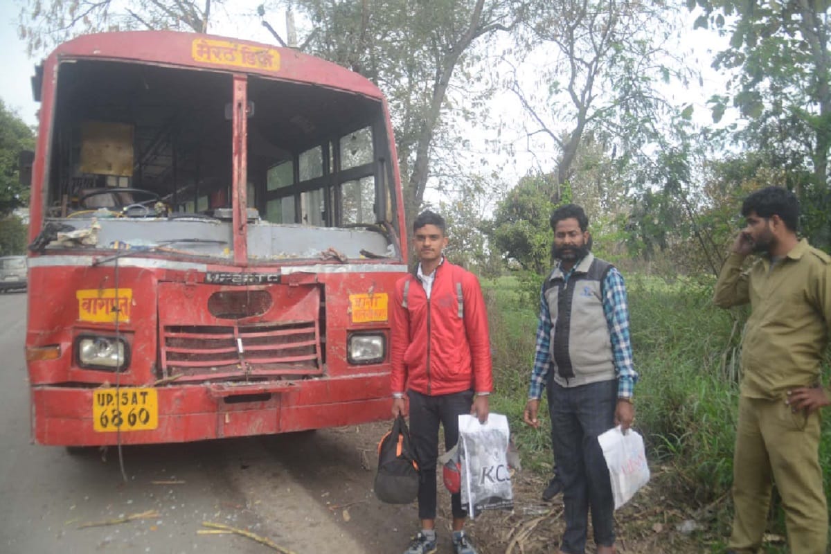Bus and tractor collided in Baghpat and many people were injured