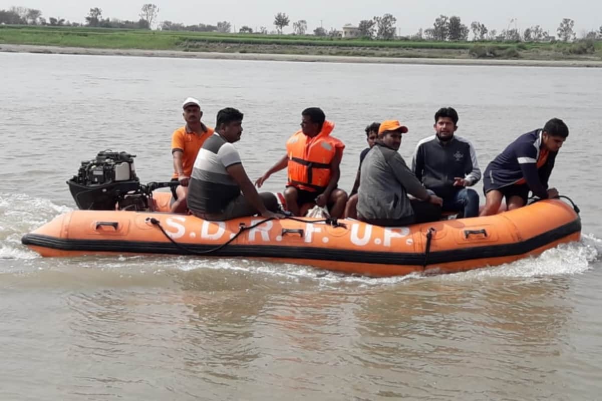 Boat accident in Baghpat, NDRF team found women dead body from the river, teenager still missing