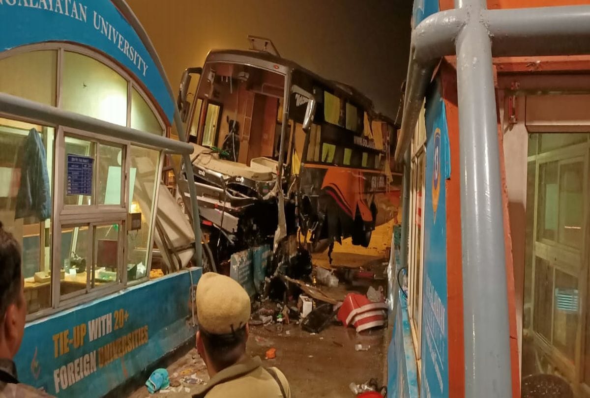 Private bus overturned on Yamuna Expressway in Mathura