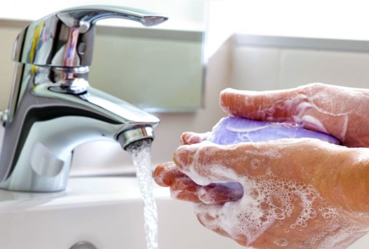 corona virus: Because of this, the anchor has not washed hands for 10 years
