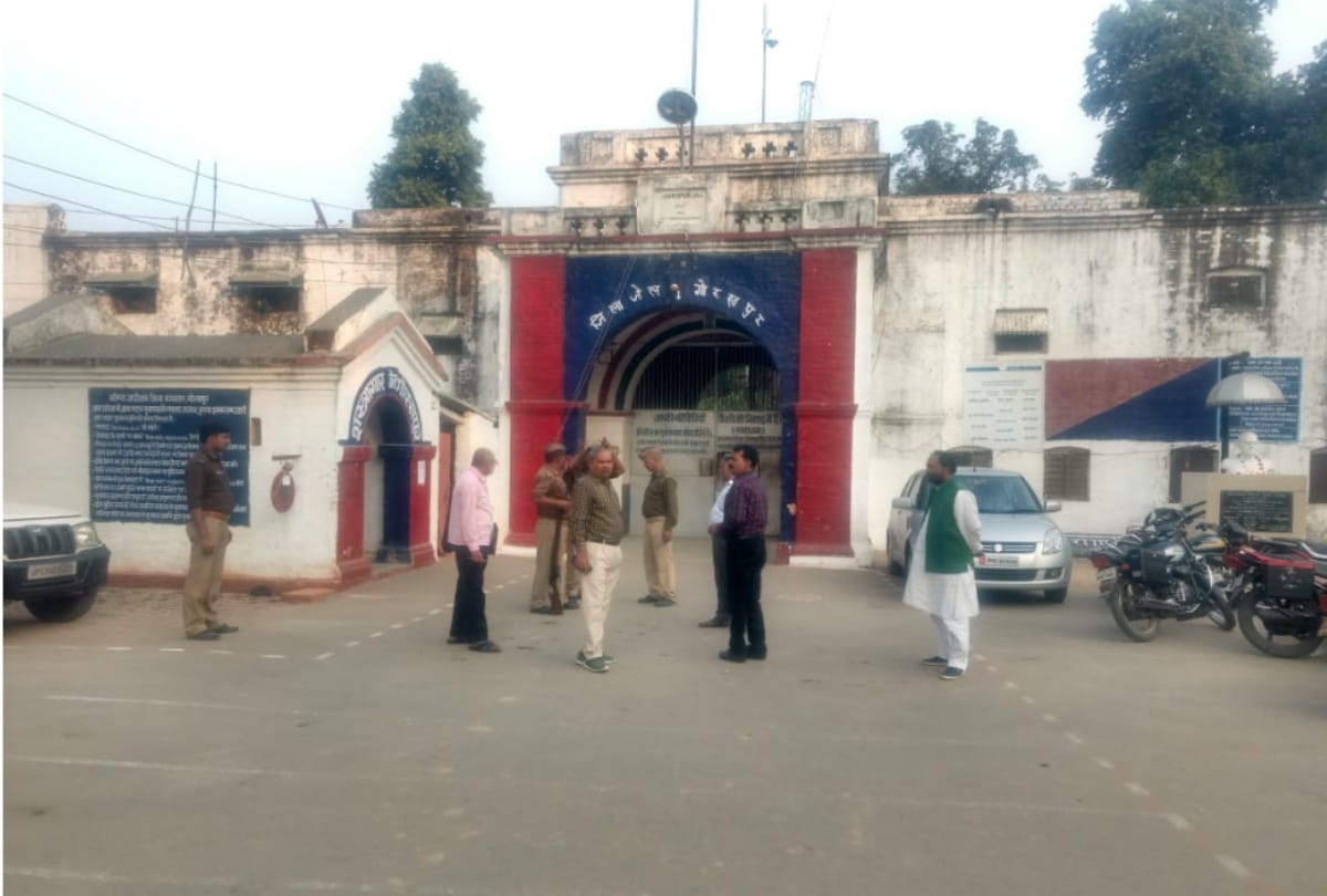 Special Story Of Gorakhpur Jail Prisoners give punishment for crimes