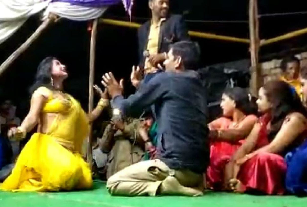 policeman dance with lady dancer video goes viral in firozabad