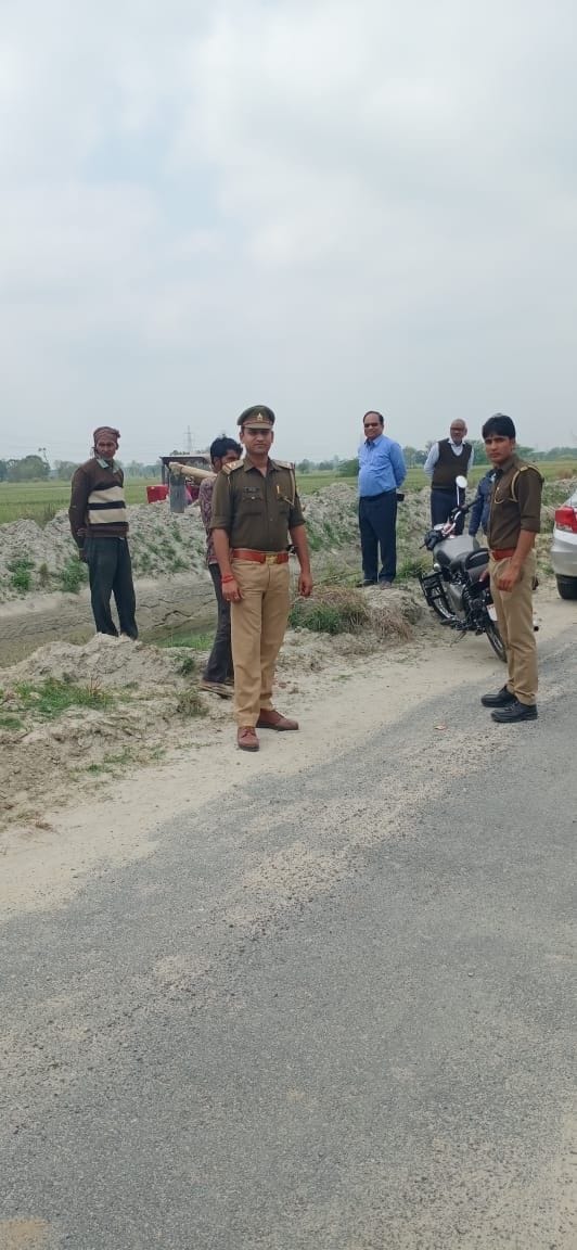 Xen caught tractor filling sand from Bumbe on the spot in auraiya