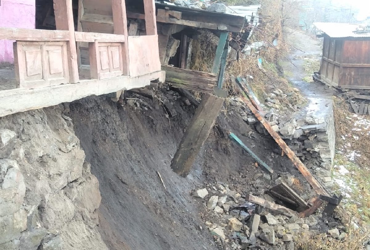 Snowfall and rain created havoc, four houses damaged by landslides, cracks in six