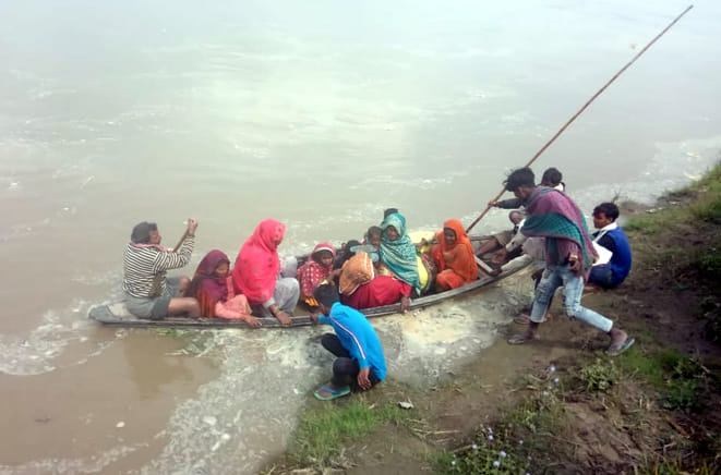 Yamuna's water level rises due to rain, many families stranded