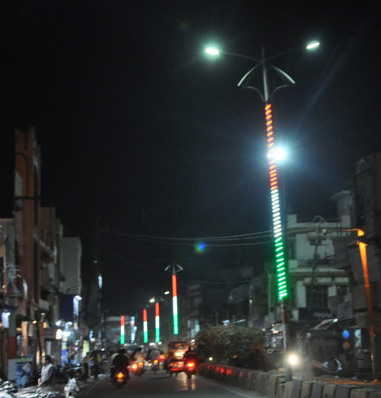 Tricolor lights on the pillars illuminate the road