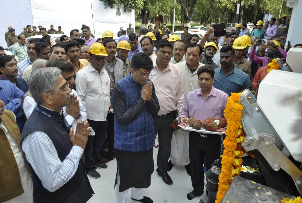 Union Railway Minister Piyush Goyal visited Baba Vishwanath in varanasi