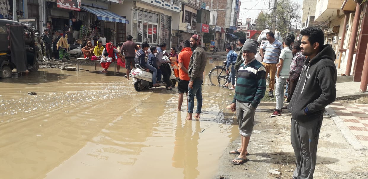 4 hours road jammed, sewerage problem solved