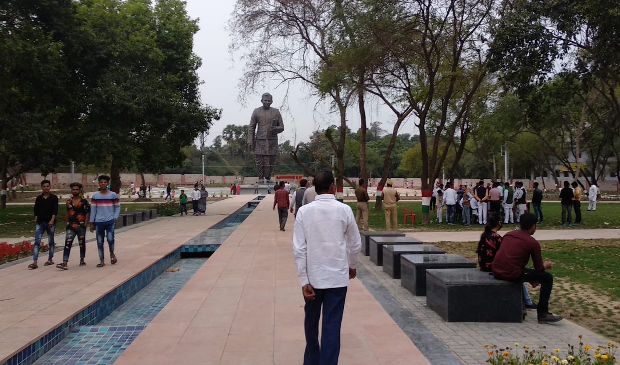 Huge statue overwhelmed seeing attractive fountain