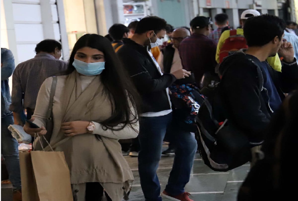 Amar Ujala investigation: Masks and sanitizers not available at drug stores in delhi