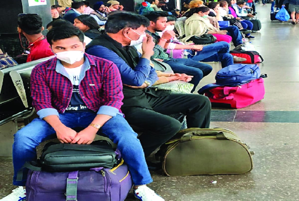 Amar Ujala investigation: Masks and sanitizers not available at drug stores in delhi