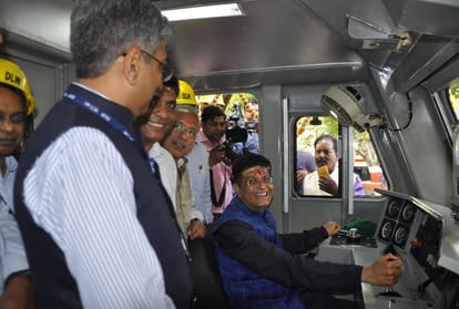 Union Railway Minister Piyush Goyal visited Baba Vishwanath in varanasi
