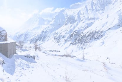 150 roads including four nh blocked due to snow and rainfall in Himachal, avalanche