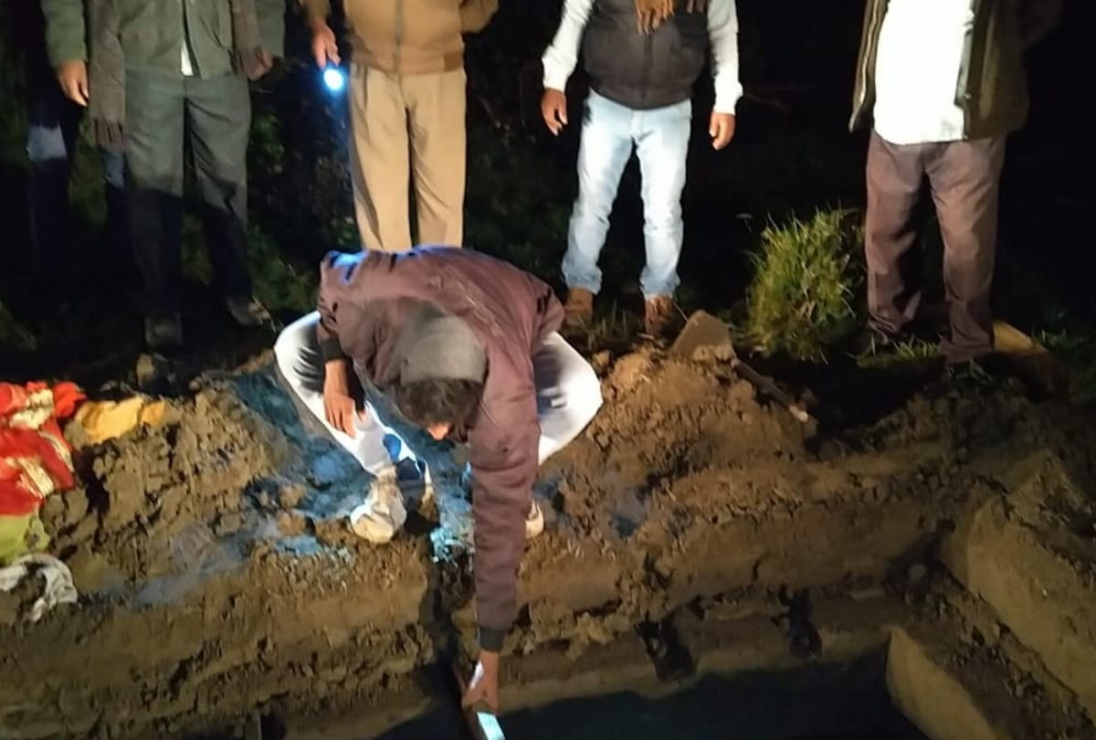 Pregnant woman dies under suspicious circumstances Police take dead body from tomb for postmortem
