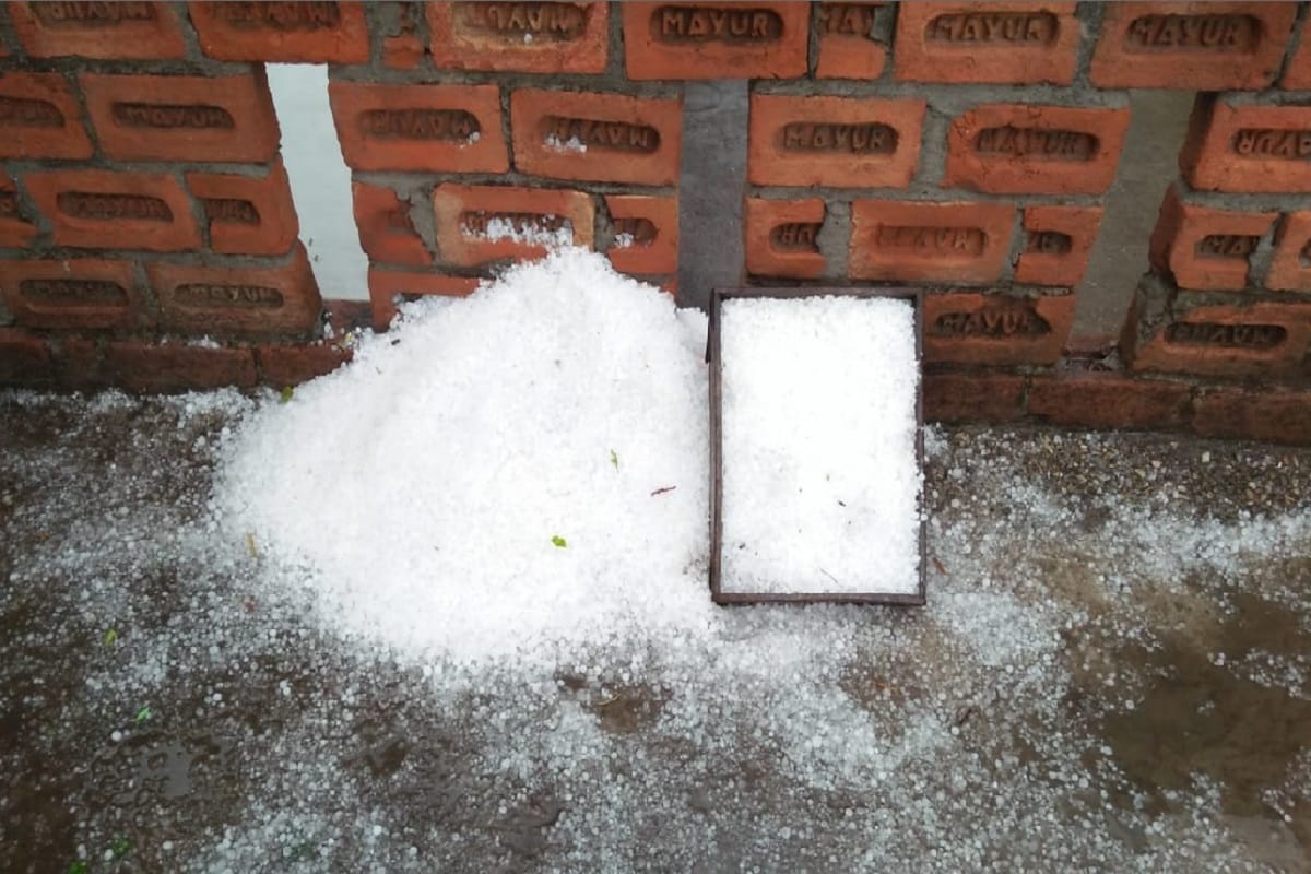 There is hailstorm with rain in Muzaffarnagar of Uttar Pradesh